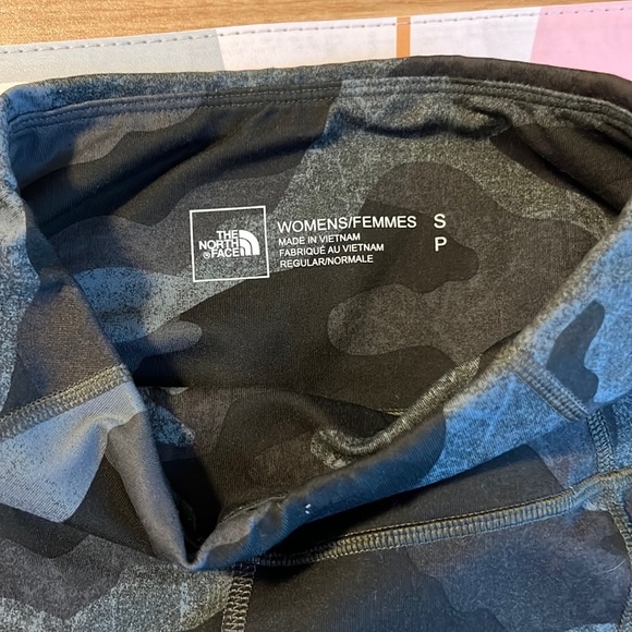 The North Face Small Green Camo Leggings with Pockets, Used-Good - Picture 2 of 9